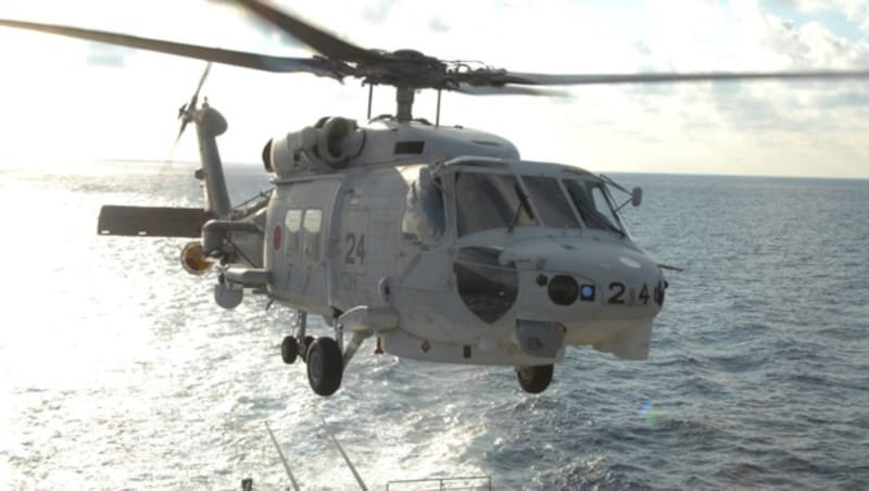 Zwei Hubschrauber von Typ Sikorsky SH-60K (Bild) sollen bei einer nächtlichen Übung kollidiert und abgestürzt sein. (Bild: AP/Japan Maritime Self-Defense Force)