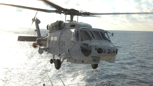 İki Sikorsky SH-60K helikopterinin (resimde) bir gece tatbikatı sırasında çarpışarak düştüğü söyleniyor. (Bild: AP/Japan Maritime Self-Defense Force)