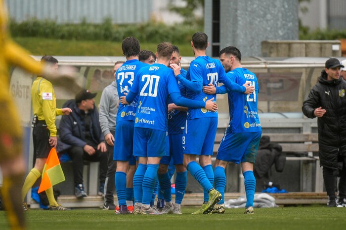 Stripfing durfte zwei Tore bejubeln, holte mit zehn Mann einen Punkt im Keller-Duell.