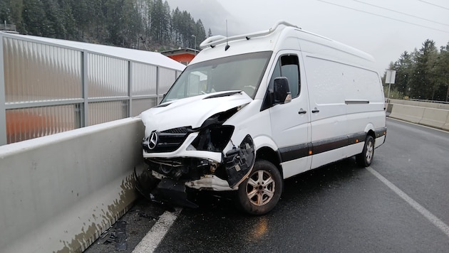 Both occupants were injured and the van sustained extensive damage. (Bild: zoom.tirol)