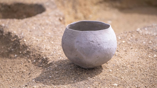 Auch gut erhaltene Keramikgefäße (Bild) und Steinwerkzeuge wurden auf der Windpark-Baustelle ausgegraben. (Bild: APA/EVN/Daniela Matejschek)