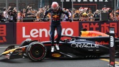 Max Verstappen jubelt über den Sieg in Shanghai. (Bild: APA/AFP/HECTOR RETAMAL)