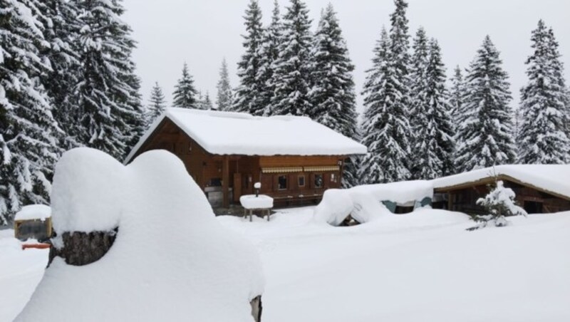 Die Neue Alplhütte (1540 m) bei Telfs am Sonntag im „Winterkleid“. (Bild: Peter Freiberger)