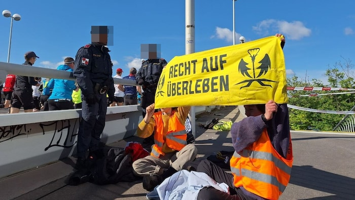 Die letzte Generation bei einer Störaktion bei einem Marathon in Wien