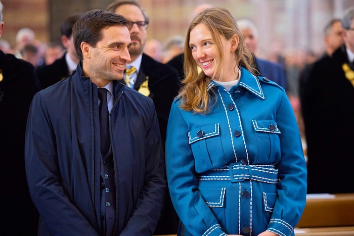 A pár szerelmesen mosolyog egymásra. Az ékszertervező és az autóversenyző 2020 júliusában ...