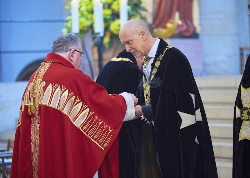 Prag Başpiskoposu Kardinal Dominik Jaroslav Duka ayini kutladı. Fotoğrafta ayrıca Tarikatın Savcısı Baron Vinzenz von Stimpfl-Abele de yer alıyor. (Bild: Starpix/Alexander TUMA)