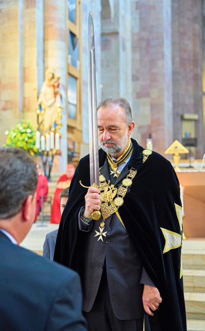 A rend nagymestere és a Habsburg család feje, Habsburg Károly több férfit is a rend lovagjává ...