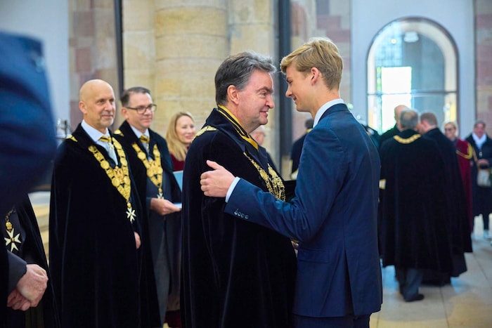 Karl testvére, Georg (a rend helyettes nagymestere) és fia, Karl-Konstantin a tiszteletreméltó ...