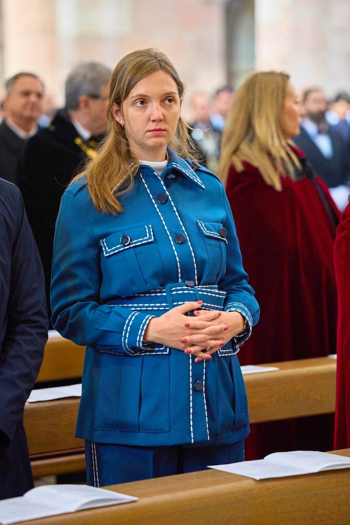 Habsburg Károly legidősebb lánya gyengéden tartja növekvő babapocakját.