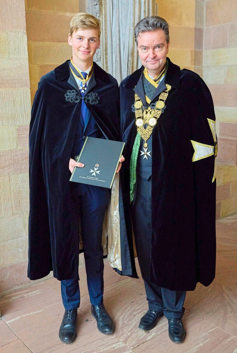 Binicilik sporunda da aktif olan Karl-Konstantin madalyasını gururla babası Georg Habsburg'un yanında takdim ediyor. (Bild: Starpix/Alexander TUMA)