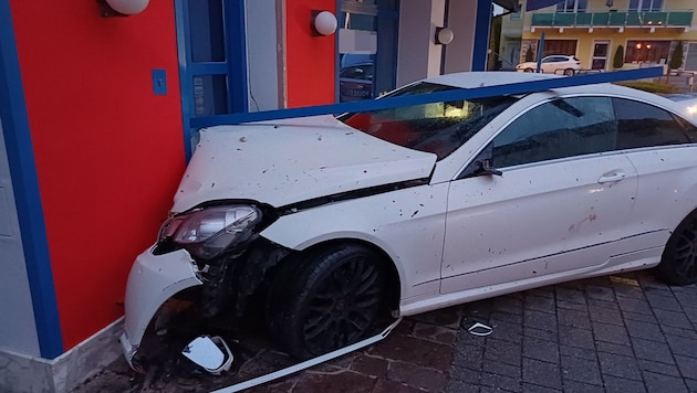 A 33-year-old woman crashed her luxury car into an office building in Saalfelden - and then fled the scene (Bild: FF Saalfelden)