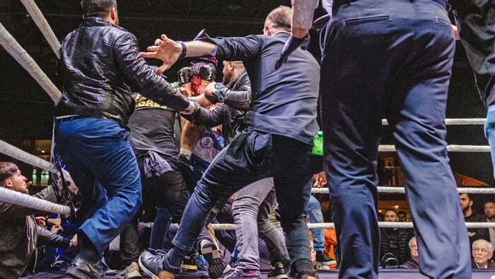 Nach dem Siegesjubel von Carlos Lamela eskalierte die Situation im Boxring.