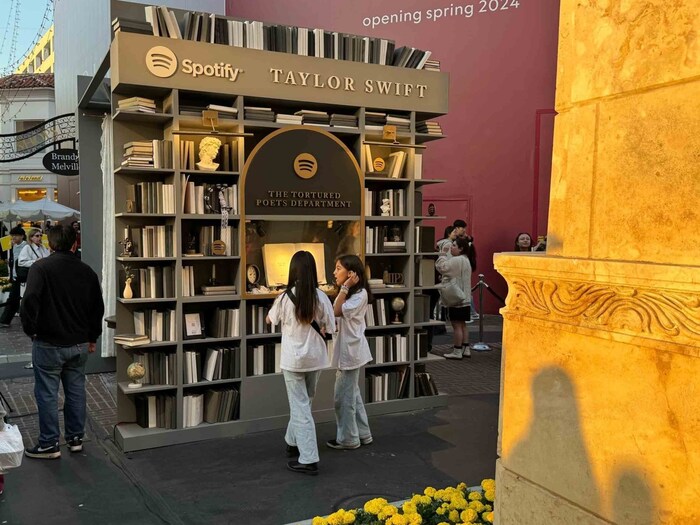 Junge Fans stehen im The Grove in Los Angeles Schlange und warten ungeduldig auf ihre Chance, Taylor Swifts neues Album „The Tortured Poets Department“ in die Finger zu bekommen.