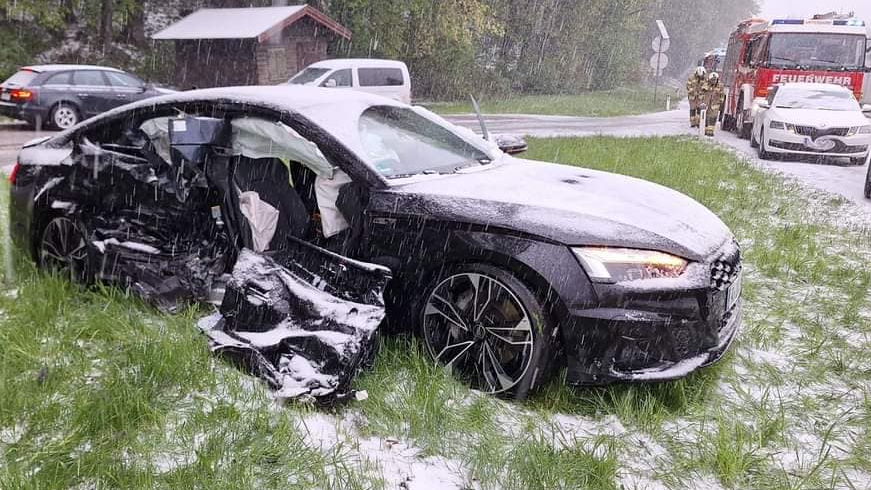 A luxury Audi overturned in Oberndorf - among others, a two-year-old child was injured (Bild: FF Thalgau)