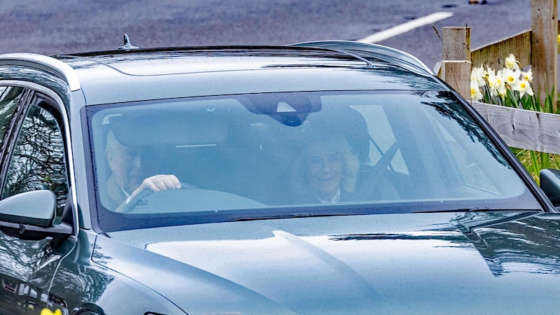 König Charles und Königin Camilla auf dem Weg zur Crathie Kirk, wo sie einen Gottesdienst besucht haben.  (Bild: APA/Paul Campbell/PA via AP)