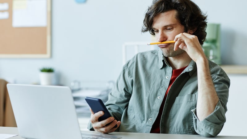 Jede Ablenkung kommt gerade recht, wenn uns eine Tätigkeit nicht freut. Das schafft aber keine Erleichterung, sondern baut Stress auf. (Bild: Seventyfour/stock.adobe.com)