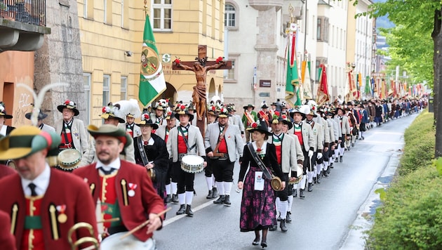 The traditional costume clubs marched through Innsbruck on Sunday. (Bild: Birbaumer Christof)