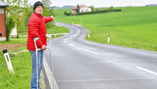 Josef Untermair (74) from Hofkirchen im Traunkreis shows the direction from which the biker raced towards him. (Bild: Dostal Harald)