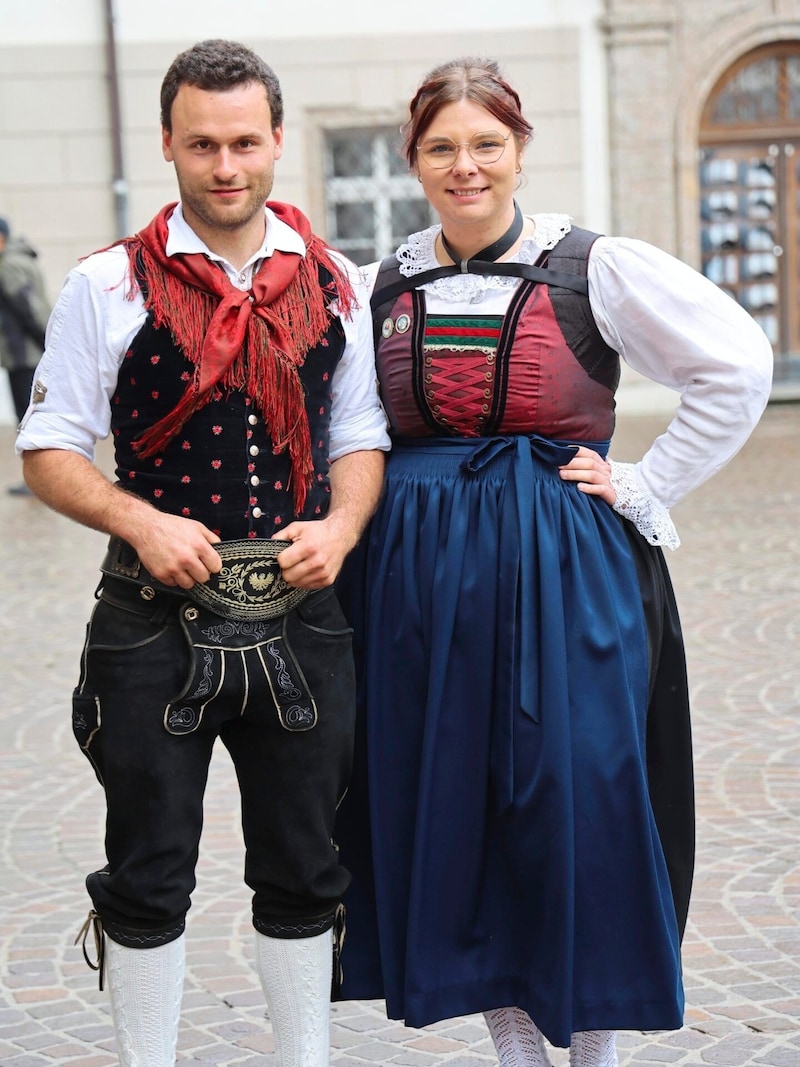 Beispiel Osttiroler Tracht: Helene und Lukas Steiner von der Volkstanzgruppe Matrei. (Bild: Christof Birbaumer)