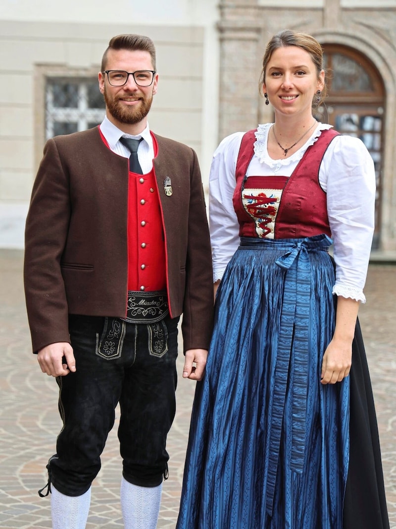 Beispiel Unterinntaler Tracht: Katharina Brem und Lukas Baumann von D’Sonnwendler Münster (Bild: Christof Birbaumer)