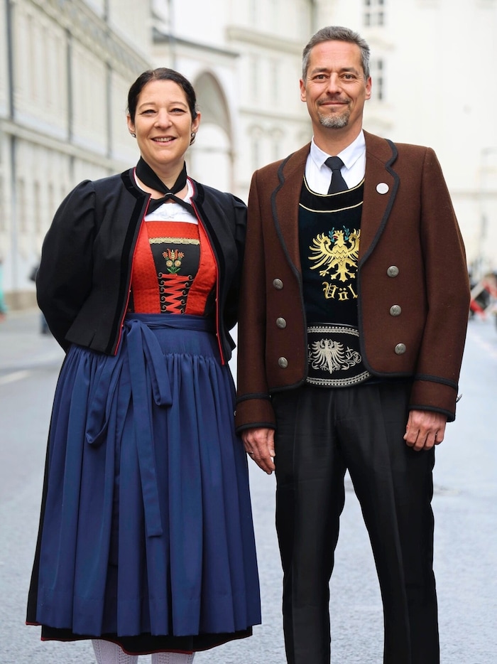 Beispiel Innsbrucker Tracht: Manuela und Hannes Strauß vom Brauchtums- und Trachtenverein Völs.