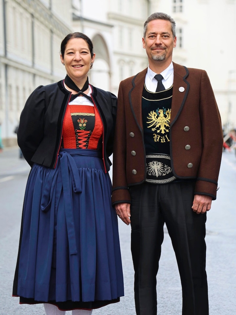 Beispiel Innsbrucker Tracht: Manuela und Hannes Strauß vom Brauchtums- und Trachtenverein Völs. (Bild: Christof Birbaumer)