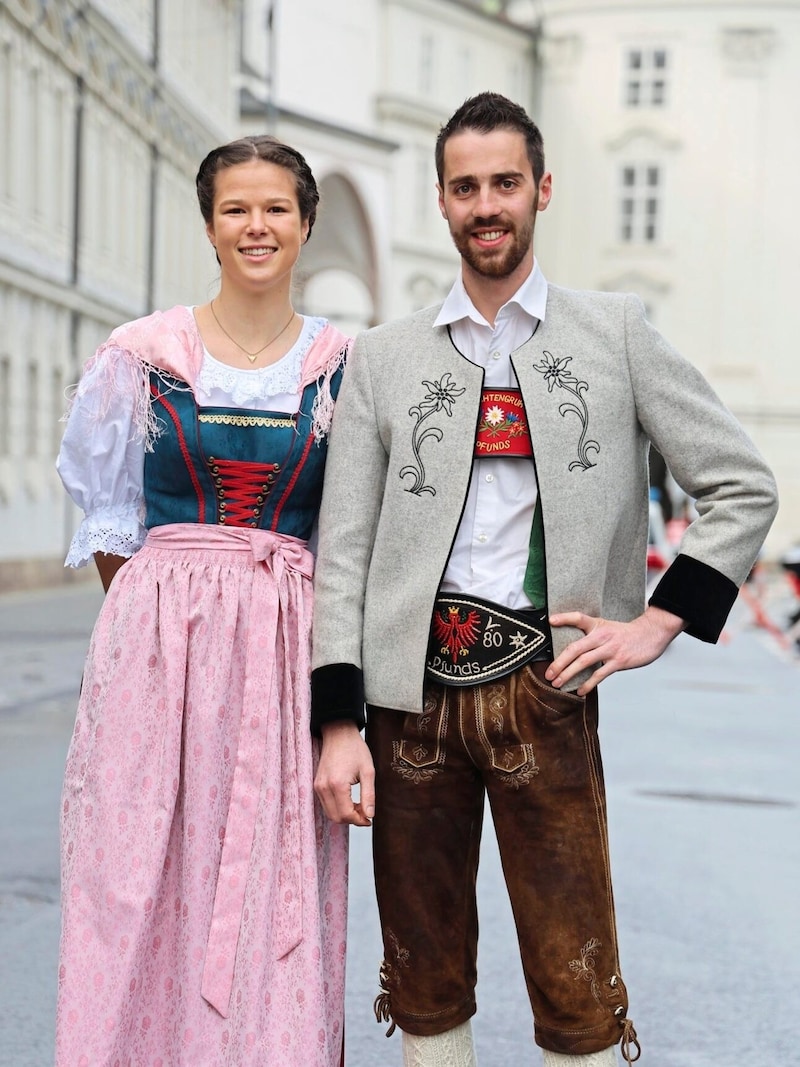 Beispiel Oberinntaler Tracht: Lisa Mark und Fabian Kathrein von der Trachtengruppe Pfunds (Bild: Christof Birbaumer)