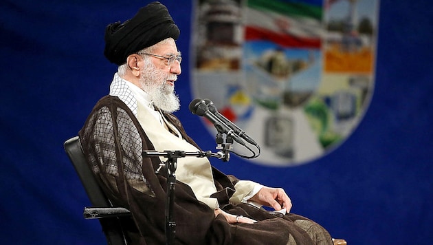 Ali Khamenei ajatollah egy tudósokkal, szakértőkkel és a védelmi ipar képviselőivel tartott találkozón 2023 júniusában. (Bild: APA/AFP/KHAMENEI.IR)