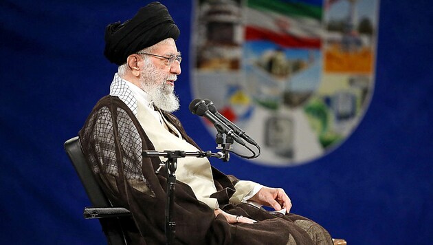 Ayatollah Ali Khamenei during a meeting with scientists, experts and arms industry representatives in June 2023 (Bild: APA/AFP/KHAMENEI.IR)