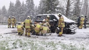 Unfall auf der Russenstraße bei winterlichen Verhältnissen  (Bild: FF Thalgau)