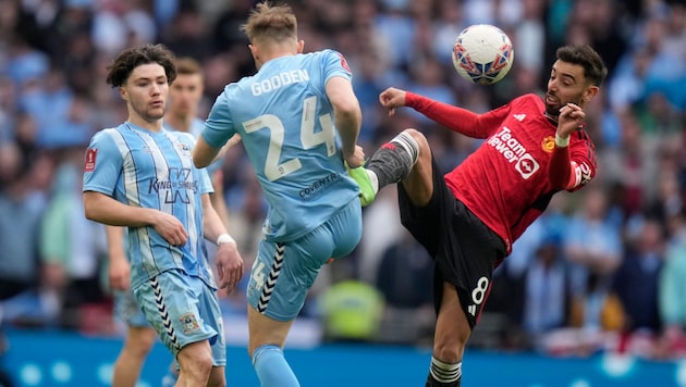 Um ein Haar hätte Manchester United der heurigen Pleiten-Saison ein weiteres Pleiten-Kapitel hinzugefügt! (Bild: Associated Press)