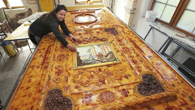 Mariya Tauschitz mit der ersten Platte für den Bernsteinzimmer-Nachbau (Bild: Jürgen Radspieler)