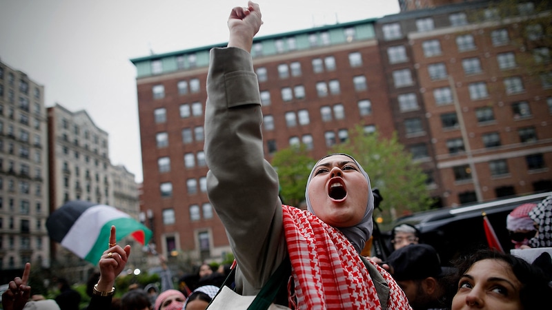 New York'ta Columbia Üniversitesi önünde İsrail'e karşı yüksek sesli protestolar (Bild: APA/AFP/Kena Betancur)