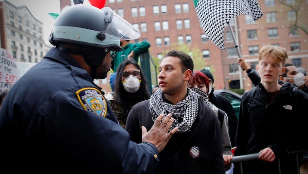 Negotiating with the demonstrators has not always helped in recent days, and the police have also had to arrest numerous participants. (Bild: APA/AFP/Kena Betancur)