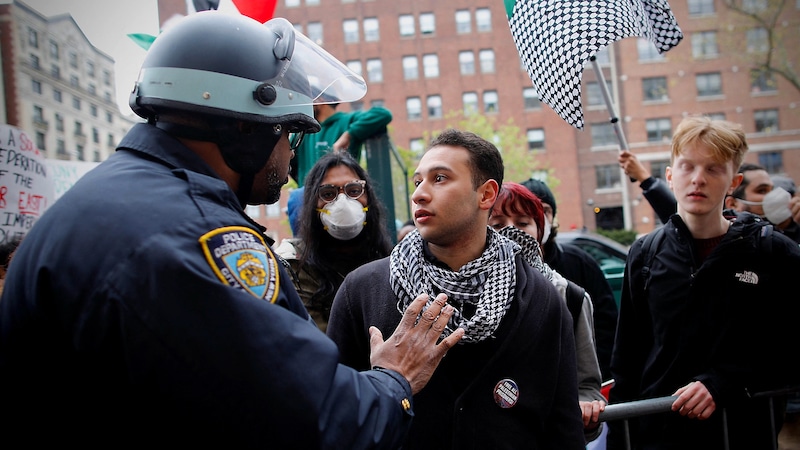 Nicht immer half in den vergangenen Tagen Verhandeln mit den Demonstranten, die Polizei musste auch zahlreiche Teilnehmer verhaften. (Bild: APA/AFP/Kena Betancur)