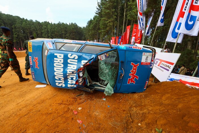 Vor wenigen Minuten noch ein Rennwagen, nun nur mehr ein Wrack …