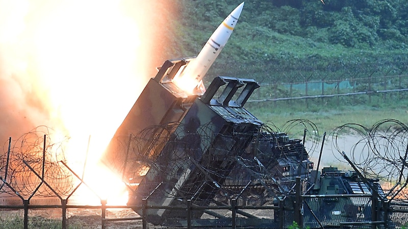 Launch of a missile from the so-called Army Tactical Missile System (ATACMS) in South Korea (Bild: AFP)