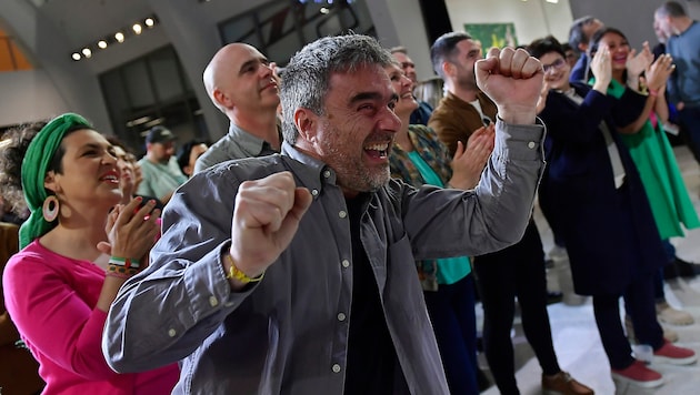 Cheering supporters of the separatist alliance after the results were announced (Bild: AP)