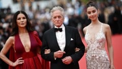 Michael Douglas mit Ehefrau Catherine Zeta-Jones und Tochter Carys 2023 in Cannes (Bild: APA/AFP/LOIC VENANCE)