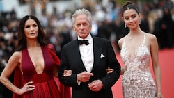 Michael Douglas mit Ehefrau Catherine Zeta-Jones und Tochter Carys 2023 in Cannes (Bild: APA/AFP/LOIC VENANCE)
