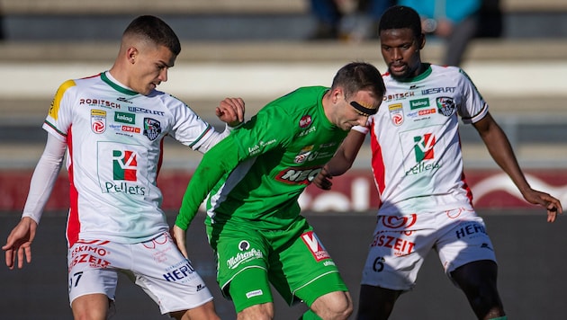 Austria Lustenaus Leo Mikic (M.) war bereits gezeichnet ins erste Duell mit dem WAC gegangen. (Bild: GEPA pictures)