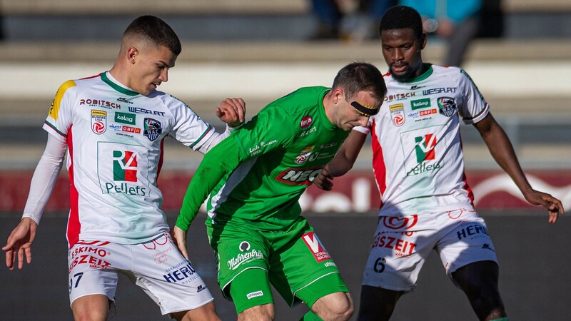 Leo Mikic (Mitte) wird in dieser Saison nicht mehr für Lustenau auflaufen können. (Bild: GEPA pictures)