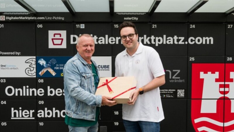 Gewinner des Geschenkkorbs für Süßes von der Konditorei Jindrak Herr Kurt Huber (re.) zusammen mit Leo Jindrak jun. (li.). (Bild: Gerald Sailer)