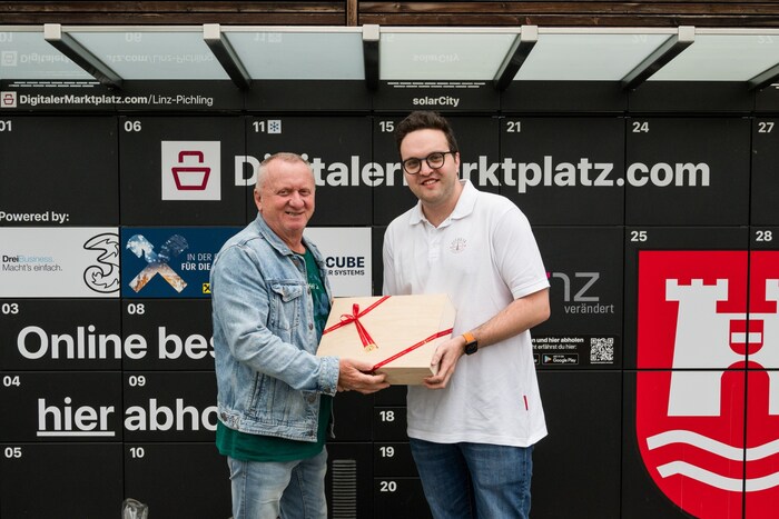 Gewinner des Geschenkkorbs für Süßes von der Konditorei Jindrak Herr Kurt Huber (re.) zusammen ...