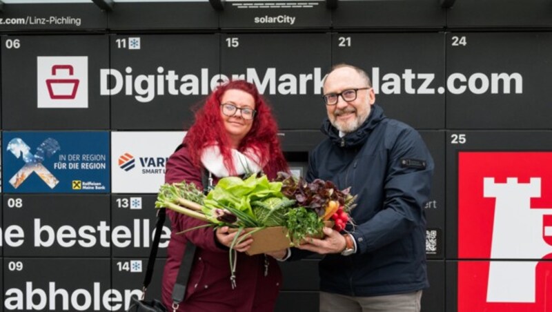 Gewinnerin des regionalen Gemüsekorbs vom Biohof Wild-Obermayr Frau Barbara Steinhäusler (li) und Projektmanager von „DigitalerMarktplatz“ Hannes Pöcklhofer. (Bild: Gerald Sailer)