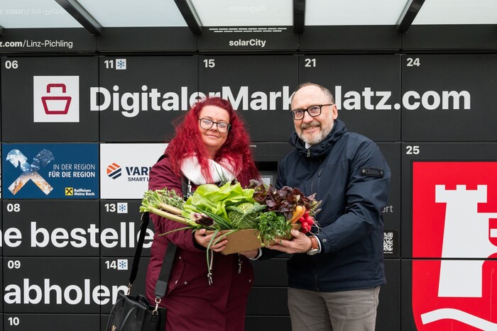 Gewinnerin des regionalen Gemüsekorbs vom Biohof Wild-Obermayr Frau Barbara Steinhäusler (li) ...