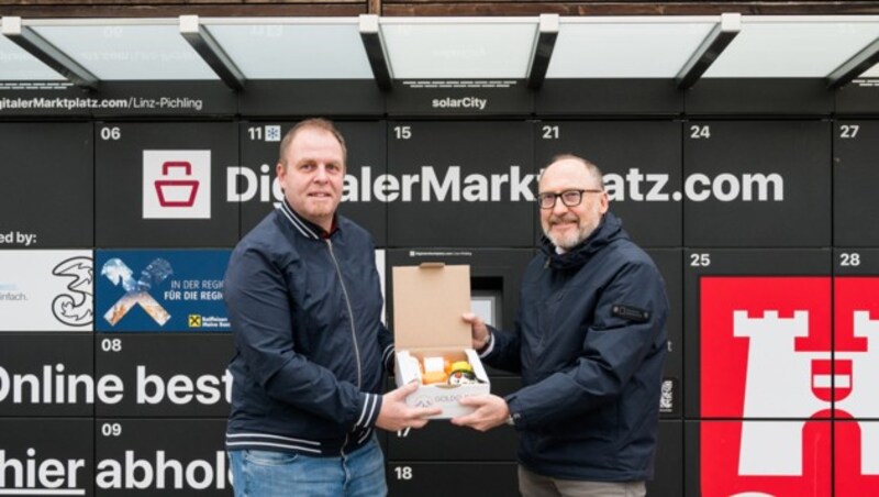 Gewinner des regionalen Wellnesskorbs von Fa. Goldglocke Herr Gerald Buchberger (li.) und Projektmanager von „DigitalerMarktplatz“ Hannes Pöcklhofer. (Bild: Gerald Sailer)