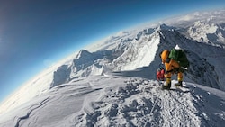 Bergsteiger auf dem Weg auf das Dach der Welt  (Bild: AFP or licensors)