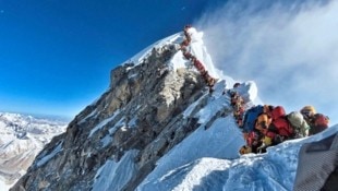Diese Aufnahme aus dem Jahr 2019 zeigt den Stau der Bergsteiger am Hillary Step unterhalb des Everest-Gipfels.  (Bild: AFP or licensors)