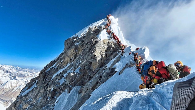 Diese Aufnahme aus dem Jahr 2019 zeigt den Stau der Bergsteiger am Hillary Step unterhalb des Everest-Gipfels.  (Bild: AFP or licensors)